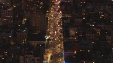 Manhattan 'ın aydınlık gökdelenleri 6. Cadde' yi çevreleyecek, akışkan araç trafiğini yakalayacak, New York şehir merkezindeki gece kentsel enerjisini aydınlatacak..