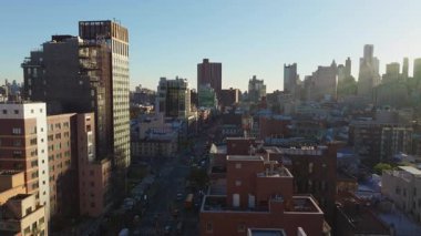 Aşağı Doğu Yakası, Manhattan, New York City 'de bir caddenin üzerinde süzülen hava manzarası kalabalık caddeler, mimari karmaşıklık, şehir manzarası sergileniyor..