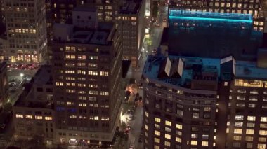 Gece vakti hava manzarası Hudson Meydanı, Manhattan yakınlarında bir cadde gösteriyor. Trafik akıntıları, gökdelen camları parlıyor..