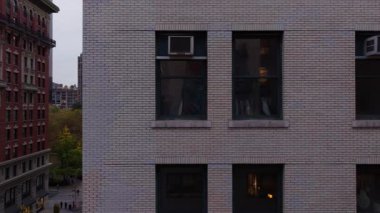 Yüksek gökdelenler arasında yoğun 5. Cadde trafiği, parlak gün ışığında yemyeşil alandan geçmek, metropoliten enerjiyi yakalamak....