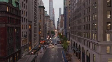 Hava görüntüsü, Beşinci Cadde boyunca aydınlık ofis kuleleri, Manhattan 'da alacakaranlık ortamı altında parlayan sokak trafiği..