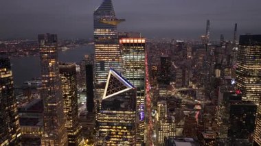 Çarpıcı bir hava görüntüsü New York 'luları büyüleyici gökyüzü ışıklarını ve ikonik mimariyi alacakaranlıkta yakalıyor.
