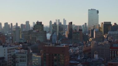 Manhattan silueti, gökdelenlerin çarpıcı kentsel manzaraya karşı parıldadığı gökdelenlerin yükseltilmiş bakış açısından mimari ihtişamı vurguluyor..