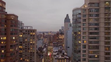 Alacakaranlık şehri New York 'un 20. yüzyılda Manhattan' da ikamet eden gökdelenleri ve şehir manzarasını hava perspektifinden gözler önüne seriyor..