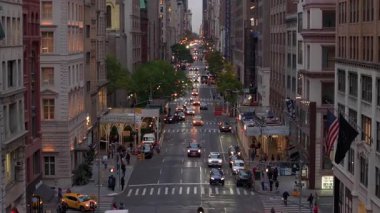 Gece hava görüntüsü Manhattan 'ı hareketli trafik, sokak lambalarıyla parlayan şehir şebekesi mimari manzara boyunca ritmik hareketi gözler önüne seriyor..