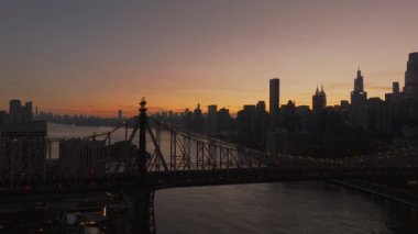 Queensboro Köprüsü Doğu Nehri üzerinde Long Island Şehri 'ni Queens' te Doğu Midtown ve Yukarı Doğu Yakası 'na gün batımında bağlıyor..