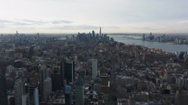 Hava görüntüleri, canlı bulutlara ve Hudson Nehri 'ne karşı bir Dünya Ticaret Merkezi' nin yer aldığı New York şehrinin alacakaranlıkta ufuk çizgisini yakalıyor ve nefes kesen bir kentsel manzara yaratıyor..