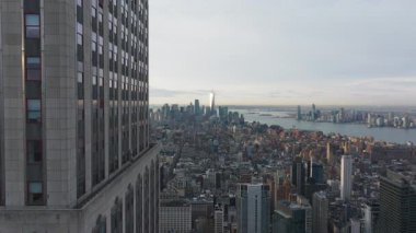 Empire State Binası 'ndan New York' a kamera geliyor. Bir Dünya Ticaret Merkezi ve Manhattan ufuk çizgisi uzaktan görülebiliyor.