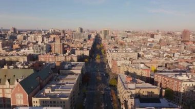 Alacakaranlık New York 'a yerleşir ve Manhattan' ın güneyindeki Empire State Binası gibi ünlü gökdelenlerle ikonik gökdelenlerini gözler önüne serer..