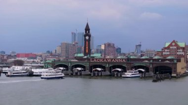 Hoboken Terminali 'nin ikonik saat kulesi ve New Jersey' deki hava manzarası..