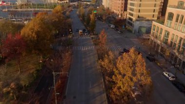 Central Park 'ın ve Manhattan şehir merkezinin gökdelenlerinin gökdelenlerin bulunduğu gökdelenlerin gökyüzü bulutlu..