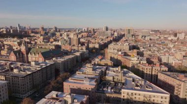 Hudson Nehri 'nden Manhattan' ın gökdelenlere, rıhtıma, bulutlu ufka bakan gökdelenleri gösteren gökyüzü manzarası..