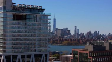 Brooklyn 'de hava görüntüleri Williamsburg' u çekiyor, East River 'ı ve ikonik Manhattan gökdelenini sonbaharda gösteriyor..