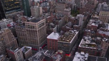 Gün batımında New York şehrinin gökyüzü manzarası. Kamera şehrin her tarafına bakıyor, aşağıdaki gökdelenleri ve caddeleri gösteriyor..