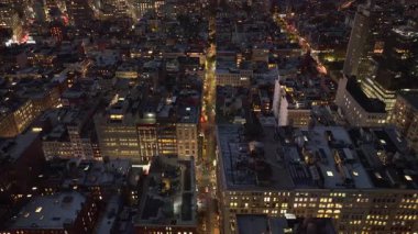 Gece hava görüntüsü Manhattan 'ın dinamik şehir merkezini yakalıyor. Aydınlatılmış gökdelenler, hareketli caddeler ve hareketli araçlar canlı şehir enerjisi yaratıyor..