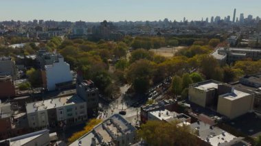 Havadan bakıldığında, New York 'un bir ilçesindeki renkli konutların alçak binaları, çeşitli mimari ve toplumsal yaşamla dolu canlı kentsel manzaraları vurguluyor..