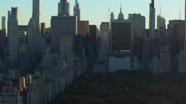 Central Park 'ın ön planında belirgin bir şekilde yer alan hava gösterimi, şehrin güzelliğini ve çekiciliğini ön plana çıkarıyor..