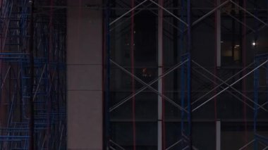 New York şehrinin hava görüntüsü yoğun trafiğin Doğu 42. Cadde 'de dolaştığını gösteriyor. Şehir şebekesi dramatik bulutlu ufuk çizgisinin altında uzanıyor..