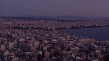 Yunanistan 'ın Selanik kenti güneş batarken uyanıyor. Alacakaranlık düşerken şehrin ışıkları yanıyor ve gökyüzü Ege Denizi üzerinde derin bir maviye dönüyor..