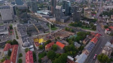 Vilnius, Litvanya 'nın havadan görünüşü modern şehir manzarasını ve devam eden yapısını gözler önüne seriyor. Kamera, eski ve yeni mimari arasındaki zıtlığı ortaya çıkararak pürüzsüz bir şekilde yansıtıyor..