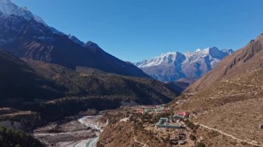 Pangboche köyü Himalaya tepelerinin arasına kurulmuş, Dudh Koshi nehir vadisi manzarasını Nepal 'in yüksek irtifa hava manzarasından gözler önüne seriyor..