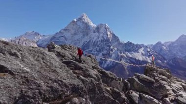 Dağcı, Nepal 'in Himalayalar' daki en yüksek rakımlarını fetheden Nangkarshang Tepesi 'nin tepesinde sevinçle seviniyor..