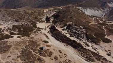 Görkemli Everest Dağı ve Ama Dablam Vadisi, Nepal 'deki Himalayalar' ın engebeli arazisini ve enginliğini gösteren havadan bir perspektiften yavaş yavaş gözler önüne seriyor..