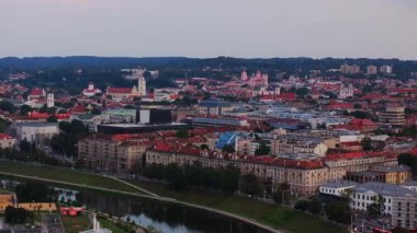 Hava görüntülerinde Vilnius, Litvanya, şehrin üzerinde dönen bir kamerayla, Neris Nehri 'ni ve ikonik Gediminas Kulesi' ni çarpıcı bir ufuk çizgisine vurguluyor..