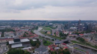 Vilnius şehir merkezinin havadan görüntüsü ve Neris Nehri geçidi. Konut, ticari ve endüstriyel binalar mevcut.