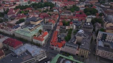 Litvanya 'nın Vilnius caddelerinin havadan görünüşü. Arabalar yol boyunca gidiyor ve insanlar kaldırımlarda yürüyor..
