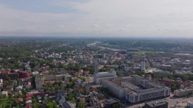 Kaunas şehri Hristiyanların Dirilişi Kilisesi ve Neris nehri ile dolu. Güneşli bir yaz gününde şehir manzarasının yüksek açılı görüntüsü.