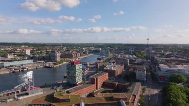 Hava görüntülerinde Kuzey Almanya 'daki Kiel silueti, liman ve Kiel fiyortlarını vurguluyor. Kamera canlı şehir manzarasını ve deniz manzarasını yakalıyor..