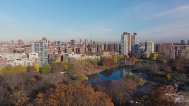 New York Şehri ve gökdelenleri üzerinde yükselen Bir Dünya Ticaret Merkezi 'ne ev sahipliği yapan Aşağı Manhattan silueti.