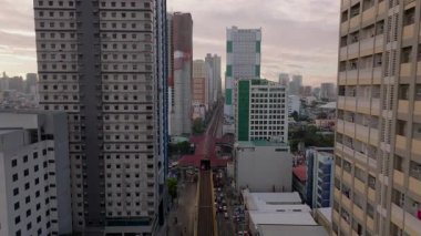 Yukarıdan Manila şehir merkezinin canlı manzarası çarpıcı hava görüntüleriyle hareketli şehir manzarasını, yüksek gökdelenleri ve işlek caddeleri yakalıyor..