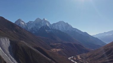 Everest Dağı, yılan vadisinde yükseliyor, Himalaya manzarasını ve Nepal 'in hava perspektifinden doğal ihtişamı gözler önüne seriyor..