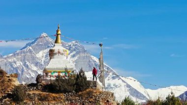 Budist aptallığına tepeden bakan Everest Dağı 'nda, Nepal' deki Himalaya manzarasını silip süpüren dağcı sessizce ayakta duruyor..