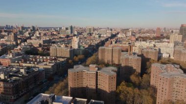 Jersey 'deki Newport rıhtımındaki lüks apartman binasının, Manhattan' ın alt tarafındaki Manhattan 'ın arka planının ve Jersey' deki Dünya Ticaret Merkezi 'nin havadan görüntüsü.