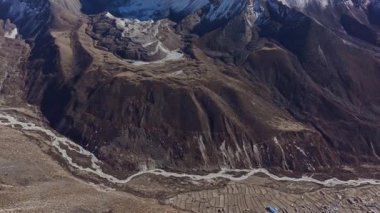 Görkemli Everest Dağı manzaraya hükmediyor, karlı zirve gökyüzünü delip geçiyor, engebeli arazi ile çevrili, Nepal 'in kalbinde doğa ihtişamı.