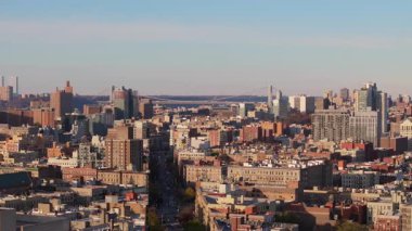 Jersey City 'deki Hudson Nehri' nin panoramik manzarası. Aşağı Manhattan silueti. Arka planda One World Trade Center da var..