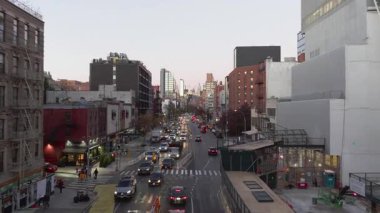 Bowery, New York Bulvarı 'ndaki hava manzarası gün ışığından akşama geçiş yaptığını gösteriyor..