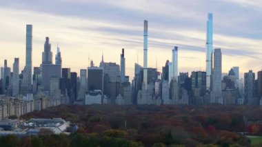 Akşam karanlığında Manhattan 'ın gökdelenleri ve New York şehrinin akşam ışığında kentsel manzarasını gösteren gökyüzü manzarası..