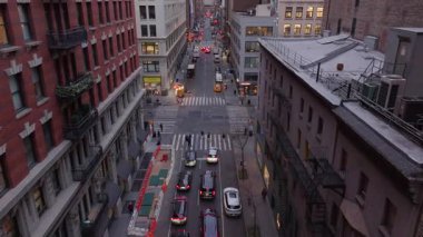 New York 'un hareketli caddeleri, kavşaklardan geçen yayalar, kavşakları çevreleyen yüksek binalar, şehir merkezindeki kırmızı tur otobüsü..