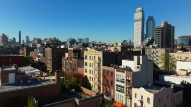 Williamsburg, Brooklyn 'deki konut binalarını tarayan Brooklyn, büyüleyici alçak binalar mimarisini ve New York' taki Domino Meydanı lüks konutlarını gözler önüne seriyor..