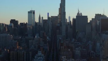 Manhattan 'ın Finansal Bölgesi' nin ve yakınlardaki mahallelerin hava görüntüleri, New York üzerinde güneş batarken, Aşağı Doğu Yakası 'nın ufuk çizgisi ve mimarisini vurguluyor..