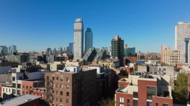 New York 'taki Brooklyn ilçesini kapsayan hava görüntüleri, Manhattan' da belirgin bir şekilde yükselen ikonik Empire State Binası ile yoğun bir siluet..