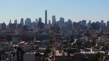 Havadan görüntüler, Manhattan 'ın aşağısındaki Brooklyn Tepeleri' nin çarpıcı ufuk çizgisini yakalıyor ve dinamik şehir manzarası ve mimari zarafeti vurguluyor..