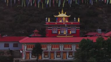 Himalaya dağlarının tepelerine kurulmuş Phakding, Nepal 'deki bir Budist manastırının havadan görünüşü.