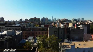 Brooklyn 'deki bir New York şehrinin çatılarının havadan görüntüsü. Şehir manzarası boyunca kameralar düzgün çalışıyor, alçak binaların çatılarını gösteriyor..