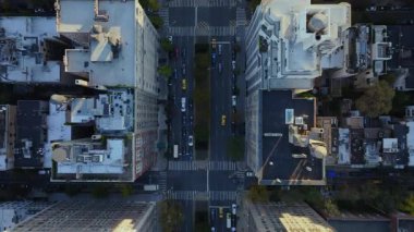 Hava görüntüleri günbatımında Manhattan kavşağında sarı taksileri yakalıyor. Arabalar her yöne gider, şehir yaşamını ve ulaşım sistemini gösterir..
