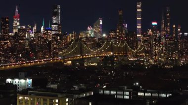 Geceleri Manhattan 'ın ikonik silueti, Queens' i Doğu Midtown ve Yukarı Doğu Yakası mahallelerine bağlayan Queensboro Köprüsü 'nü içeriyor..